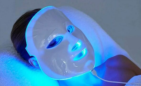 LED fototerapijas procedūra, lai apkarotu ar vecumu saistītas izmaiņas sejas ādā